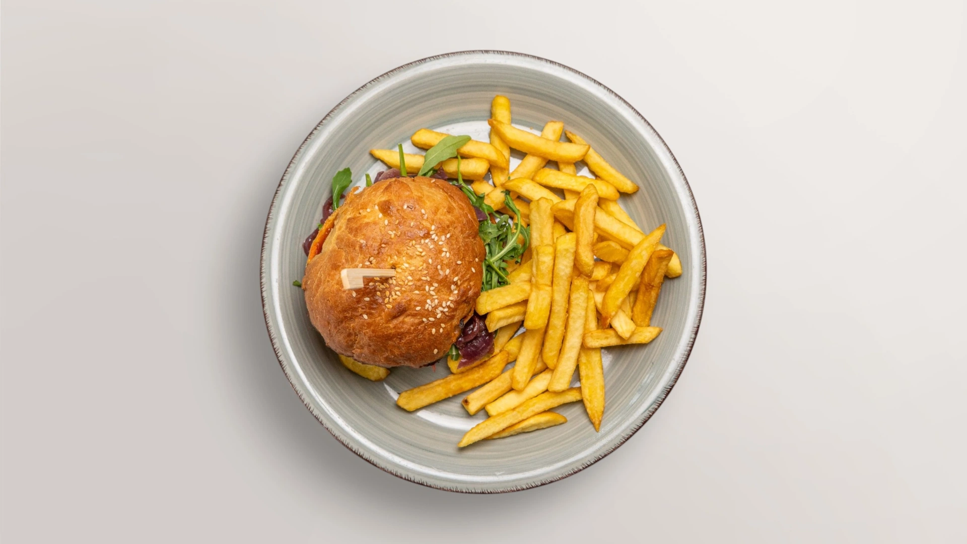 Vegetarischer Burger mit Pommes frites