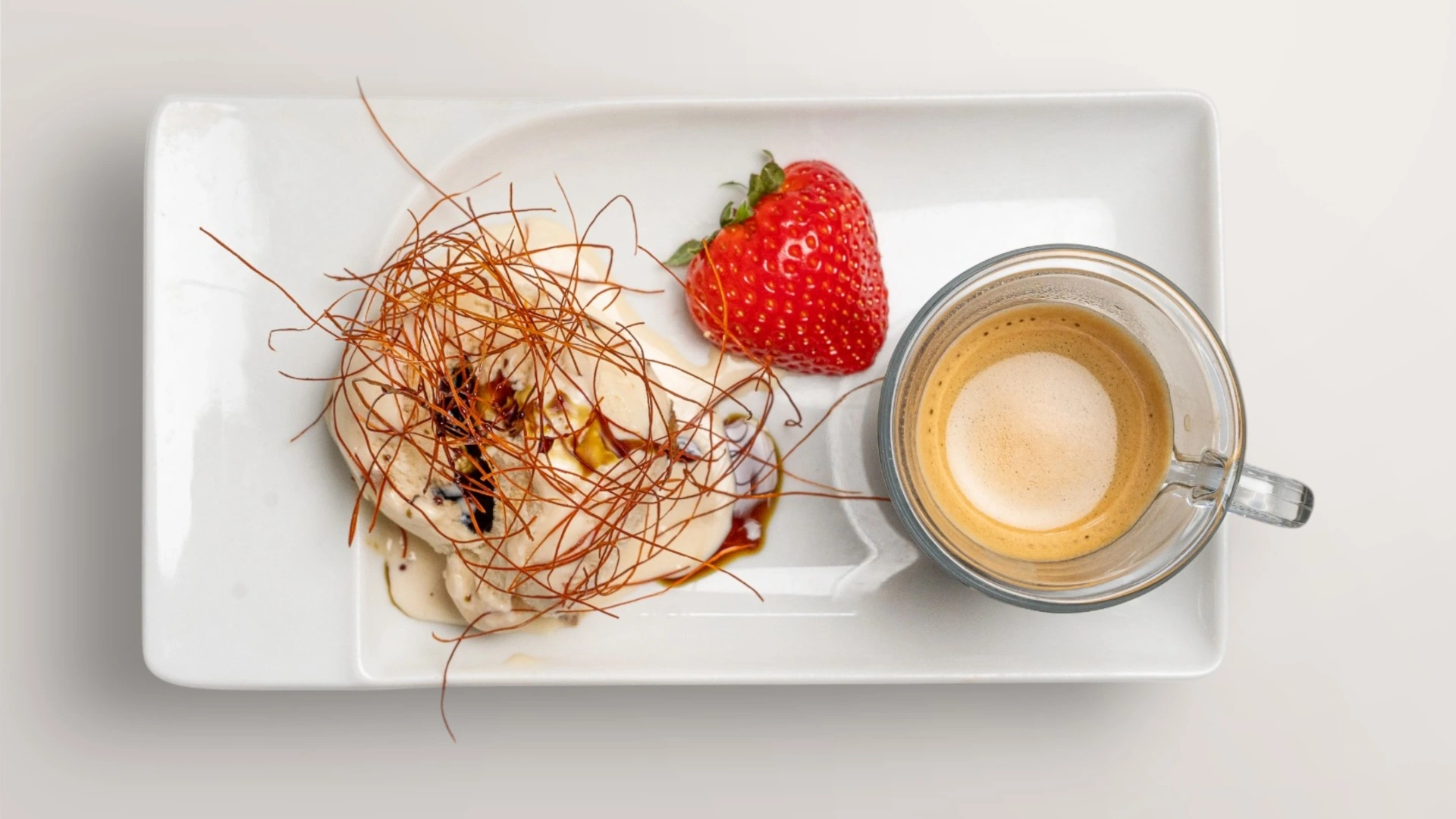 Chilicchino – Eis mit Espresso und Chilifäden
