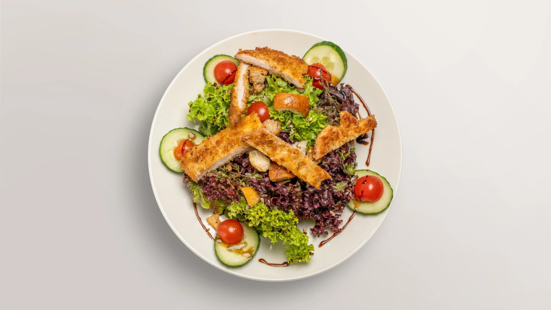 Frischer Salat mit knusprigen Schnitzelstreifen