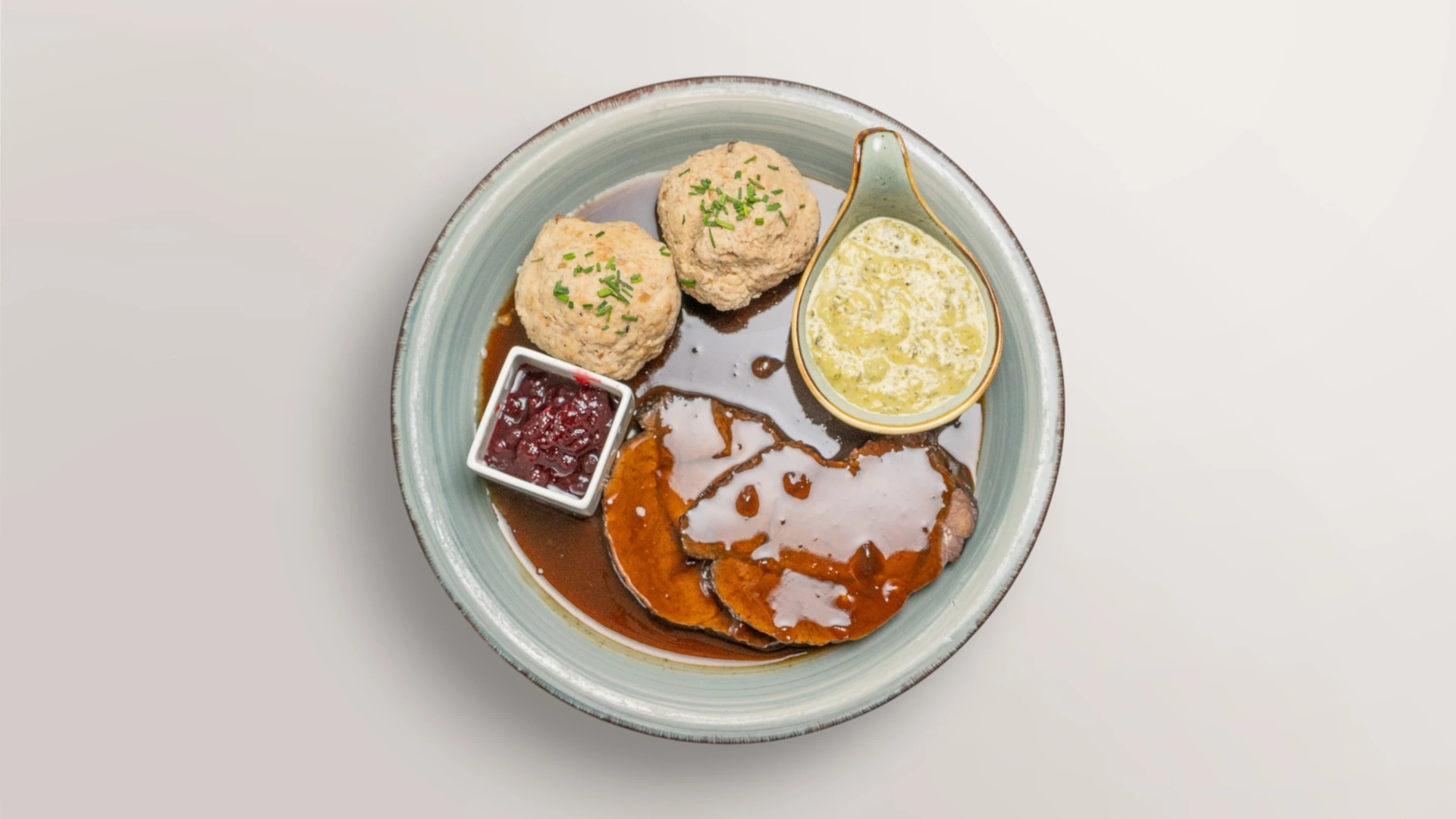 Hirschbraten mit Semmelknödeln, Preiselbeeren und Sauce – saisonales Wildgericht im Gasthof Ritter St. Georg Erlangen