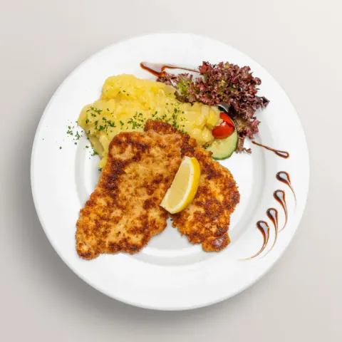 Crisp schnitzel with homemade Franconian potato salad and lemon