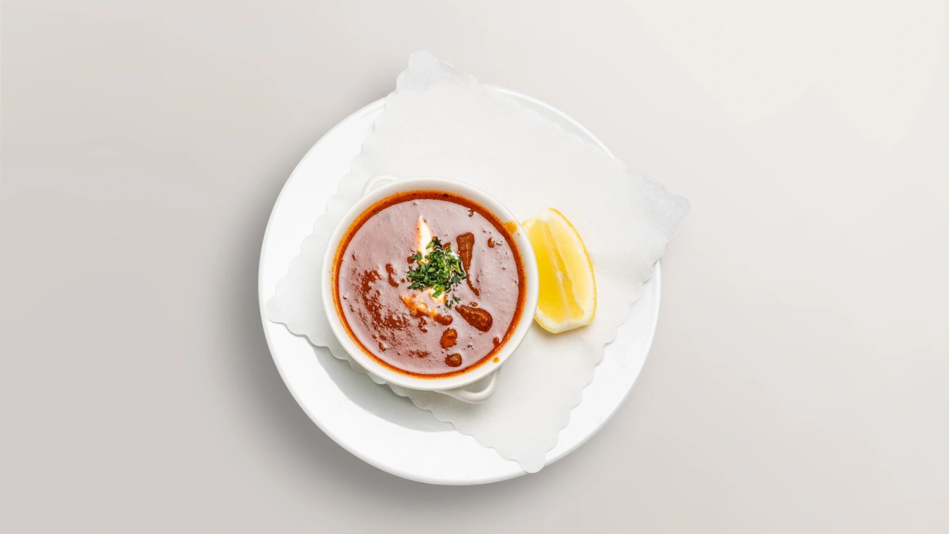 Soljanka – herzhafte Suppe mit Zitrone, serviert im Gasthof Ritter St. Georg