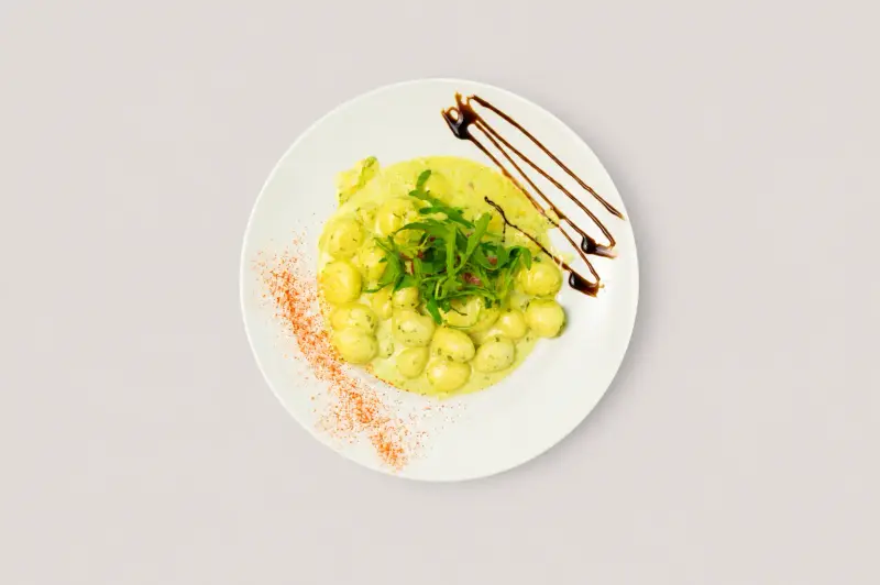 Schupfnudelpfanne mit Pfifferlingen, Kirschtomaten und Rucola